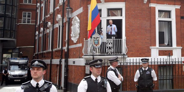 Fundador do site WikiLeaks foi interrogado por procuradores nesta segunda-feira, 14, na embaixada do Equador em Londres, onde está abrigado há quatro anos, por conta de acusação de estupro em 2010; procuradora-geral sueca Ingrid Isgren foi à embaixada para questionar Assange por intermédio de um procurador equatoriano a respeito das alegações, negadas pelo acusado; Assange, que enfureceu os Estados Unidos ao publicar centenas de milhares de despachos diplomáticos secretos norte-americanos, refugiou-se na embaixada em agosto de 2012 para evitar sua extradição para a Suécia