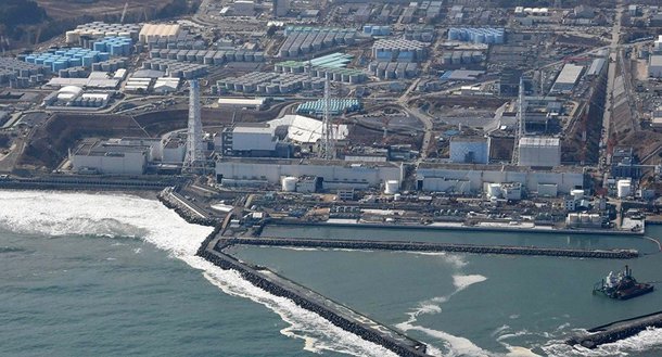 Moradores da região próxima à costa de Fukushima estão sendo convocados a evacuar para terrenos seguros após terremoto de magnitude 7,3 atingir a área; o epicentro do terremoto foi registrado no mar, aproximadamente a 67 quilômetros a nordeste de Iwaki, de acordo com o Centro Meteorológico Japonês; o alerta emitido pelas autoridades japonesas informa que pequenos tsunamis locais podem ser gerados por maremotos com uma magnitude de 6,8 ou mais; "As ondas de tsunami devem atingir repetidamente. Não deixem solo seguro até que o aviso seja suspenso", diz o alerta