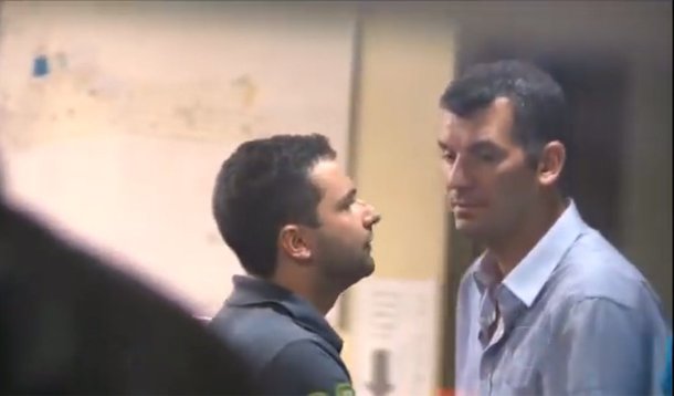 Jornalista Fernando Brito, do Tijolaço, traz um pouco do histórico de Claudio Roberto Baldaque Guimarães, o agressor do senador Lindbergh Farias (PT-RJ), que já se envolveu em atos violentos e confusões com arma de fogo; em 2015, disparou tiros para o alto, bêbado, para se mostrar com a pistola; assista