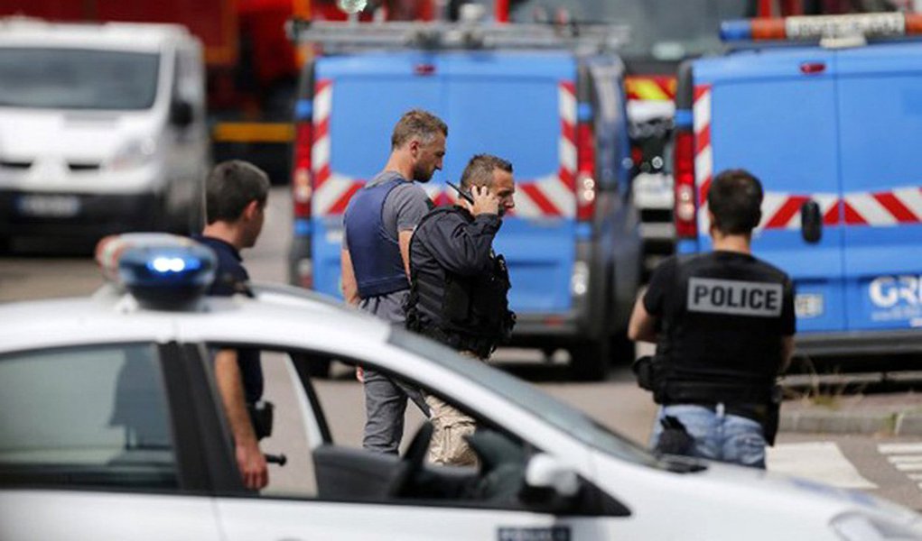 Grupo extremista assumiu a autoria do atentado ocorrido em uma igreja em Saint Etienne du Rouvray, no Norte da França; um padre foi morto e dois agressores foram abatidos pelas forças de segurança; segundo o Estado Islâmico, o atentado foi realizado por "dois soldados" da causa; presidente François Hollande condenou o ataque e disse que o país está em guerra contra o terror; "Estamos mais uma vez enfrentando um teste, a ameaça é muito elevada", disse