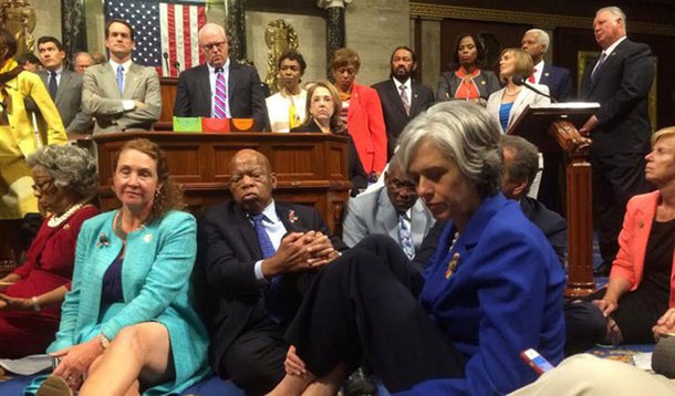 Cerca de 20 deputados democratas permanecem sentados no chão do plenário da Câmara dos Deputados dos Estados Unidos há pelo menos 18 horas, em protesto para que os líderes republicanos aceitem colocar em votação propostas para alterar a legislação sobre o controle de armas; parlamentares tentam aprovar regras mais rigorosas para a venda de armas no país, motivados pela repercussão do massacre na boate Pulse em Orlando, quando um homem armado abriu fogo contra os frequentadores do local, no dia 12 de junho, e deixou 49 mortos e 53 feridos