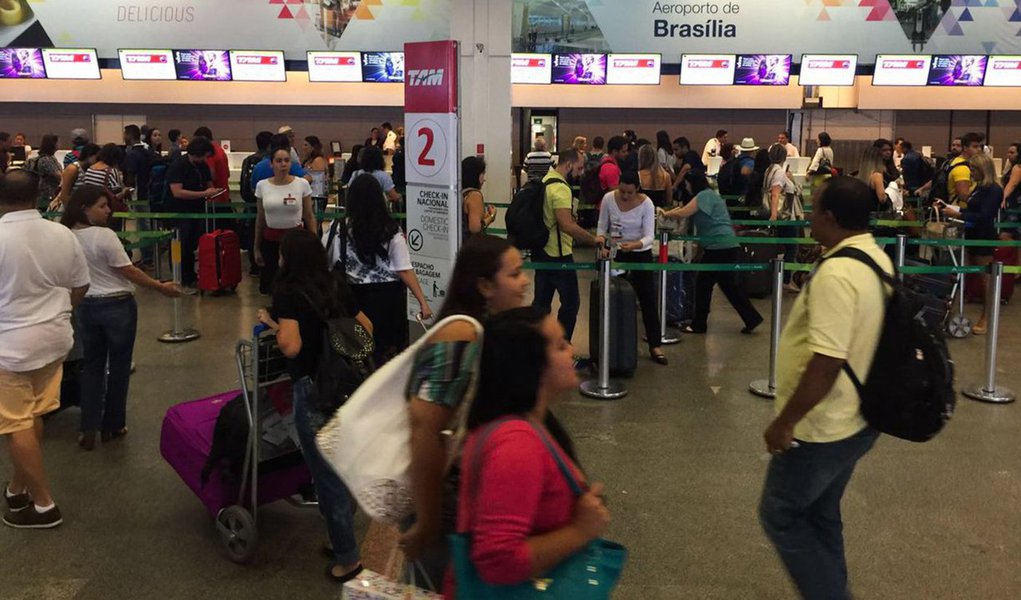 Balanço divulgado nesta terça-feira, 21, pela Associação Brasileira das Empresas Aéreas (Abear) mostra queda de 8,2% em relação ao acumulado de janeiro a maio de 2015; neste período de 2016 foram transportados 36,4 milhões de passageiros, 3,2 milhões a menos do que no ano passado; no mercado dos voos internacionais, em que as empresas nacionais representam 25% da oferta, houve queda de 4,9% no número de viagens em maio, que ficaram em 544 mil