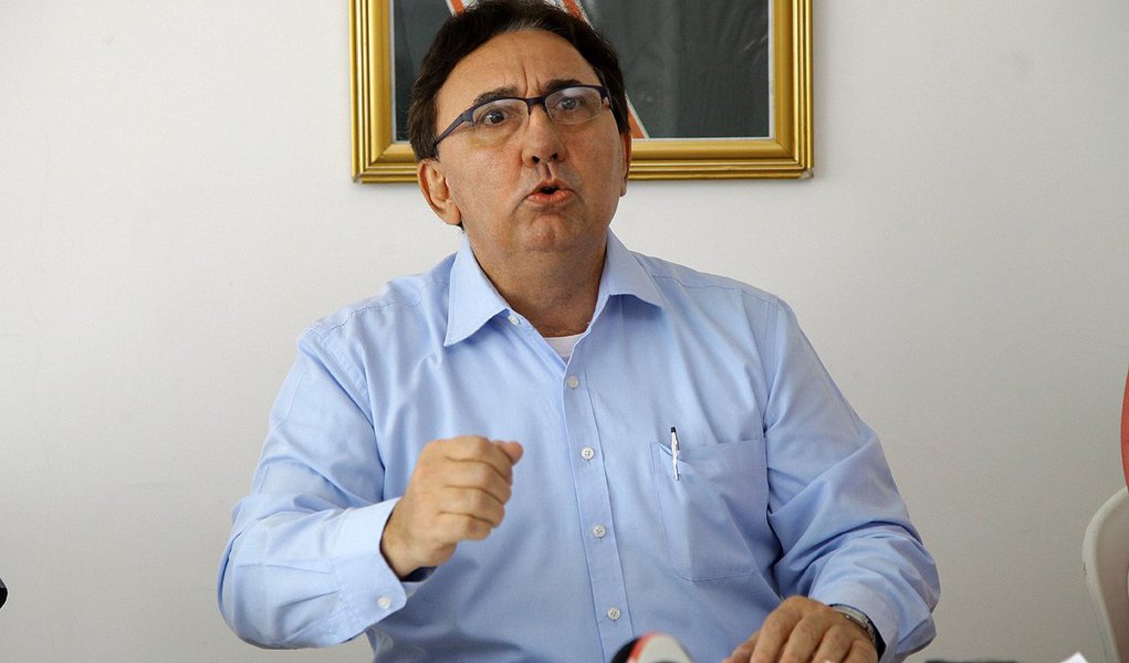 Médico, o candidato a prefeito de São Luis Zeluís Lago (PPL), afirmou que a "Caema, historicamente [teve] maus gestores, extrema corrupção; "A Caema não é preparada, ela não se modernizou, o sistema de capacitação nosso que traz água para a bacia de São Luís não teve avanço tecnológico. A municipalização acontece em várias cidades importantes do País. Acontece em São Paulo, Ribeirão Preto, cidades onde o IDH [Índice de Desenvolvimento Humano] são parecidos com o de primeiro mundo", disse