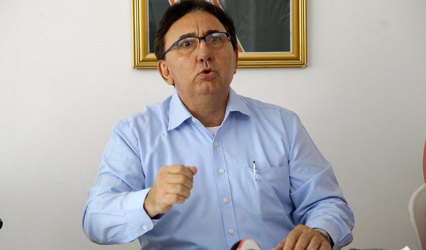 Médico, o candidato a prefeito de São Luis Zeluís Lago (PPL), afirmou que a "Caema, historicamente [teve] maus gestores, extrema corrupção; "A Caema não é preparada, ela não se modernizou, o sistema de capacitação nosso que traz água para a bacia de São Luís não teve avanço tecnológico. A municipalização acontece em várias cidades importantes do País. Acontece em São Paulo, Ribeirão Preto, cidades onde o IDH [Índice de Desenvolvimento Humano] são parecidos com o de primeiro mundo", disse