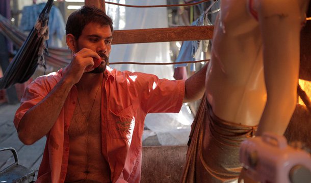 A decisão do cineasta Gabriel Mascaro de retirar seu filme da disputa é política; muito elogiado em Cannes, o filme Aquarius, de Kleber Mendonça Filho, era considerado um “candidato natural” à disputar a vaga para ir ao Oscar; como forma se solidarizar à recepção politizada que seu colega recebeu, Mascaro decidiu sair da disputa; comissão responsável para escolher o filme brasileiro que poderia disputar a vaga inclui o jornalista Marcos Petrucelli, que criticou o protesto feito por Aquarius contra o golpe em Cannes