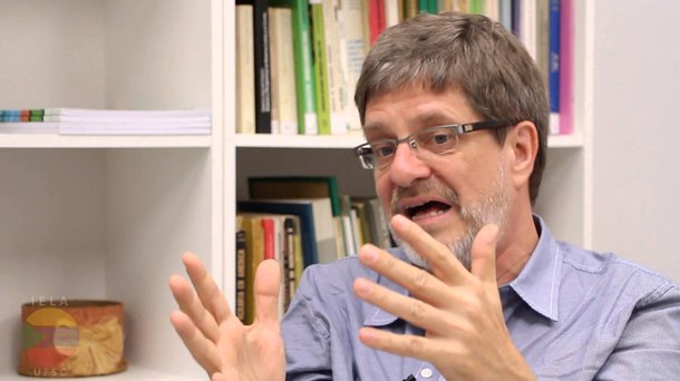 “O Conselho Universitário da Universidade Federal do Rio de Janeiro considera justa e necessária a mobilização social que toma conta do país em defesa dos direitos sociais assegurados originalmente na Carta de 1988 e conclama todos os setores democráticos da sociedade brasileira a se engajarem na defesa do futuro da educação pública, da ciência, tecnologia e inovação, do Sistema Único de Saúde e dos demais direitos humanos fundamentais para o bem-viver dos povos", disse, em nota, o reitor da UFRJ
