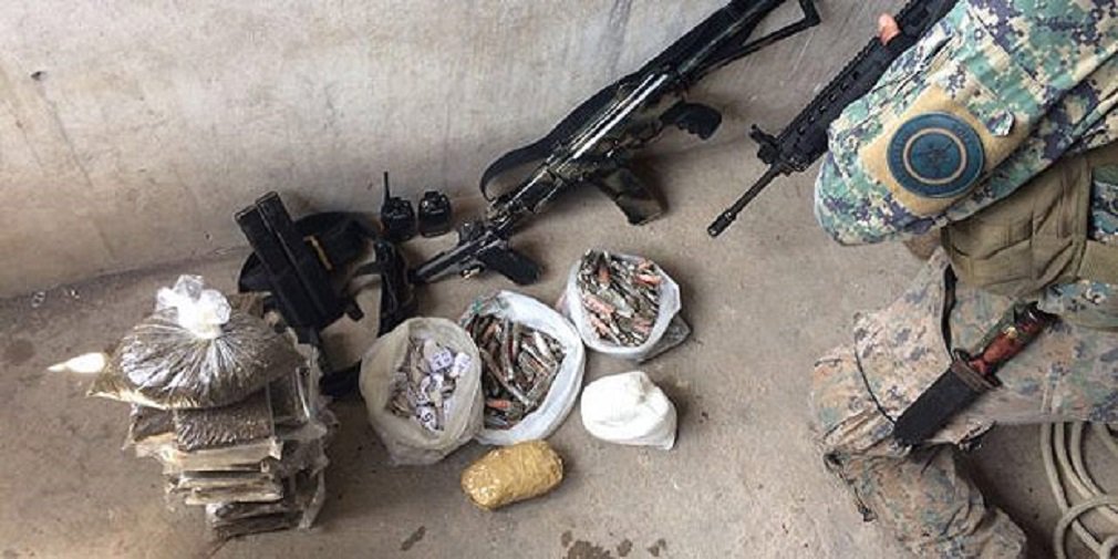 As Unidades do Comando de Operações Especiais da Polícia Militar, entre elas o Batalhão de Operações Especiais (Bope), o Batalhão de Choque, de Ação com Cães e o Grupamento Aero Marítimo fazem nesta segunda-feira uma operação no Complexo da Maré, zona norte do Rio; trata-se de um desdobramento da grande operação da Cidade de Deus, no outro extremo da cidade, onde um helicóptero da PM com quatro tripulantes caiu na noite de sábado (19); as duas comunidades são comandadas pela mesma facção criminosa; até as 12h, duas pessoas haviam morrido durante confronto na favela Nova Holanda