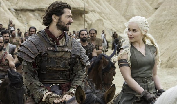 Saída do Reino Unido da União Europeia pode prejudicar as gravações da série Game of Thrones; boa parte das cenas da série são feitas na Irlanda do Norte, e recebem apoio financeiro de um fundo da União Europeia, o European Regional Development Fund, para isso; como o fundo foi criado para impulsionar o crescimento econômico dentro do bloco, a produção de Game of Thrones pode deixar de ser apta a receber esse dinheiro