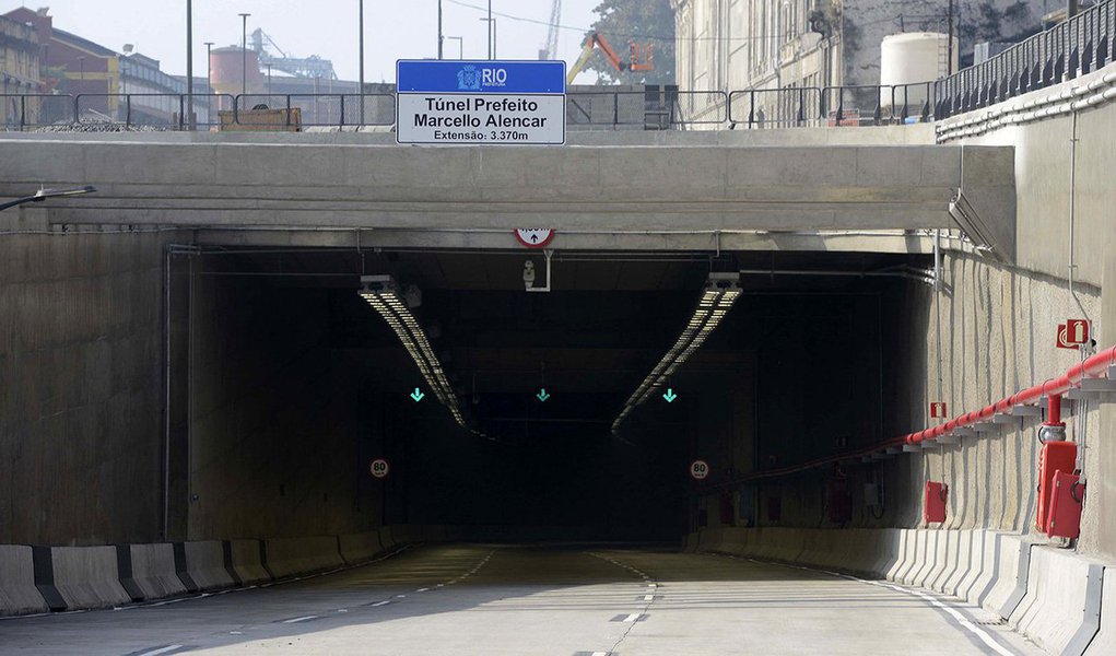 A segunda galeria do Túnel Prefeito Marcello Alencar (sentido Parque do Flamengo x Rodoviária) é parte da Via Expressa, uma das principais implantadas pelas obras do Porto Maravilha; agora o percurso será feito nos dois sentidos; as duas galerias, que somam 6,8 km, permitem a ligação das avenidas Brasil, Rio de Janeiro e Ponte Rio-Niterói ao Parque do Flamengo; a CET-Rio estima que o túnel receberá de 20 mil a 30 mil veículos por dia; segundo o executivo, estudos apontam que o Túnel Rebouças sentido Centro deverá ter redução no fluxo de 5% a 10% no pico da manhã e de 10% a 15% no pico da tarde; o Túnel Santa Bárbara, sentido Centro deverá ter queda no fluxo de 15% a 20% na manhã e de 20% a 25% à tarde