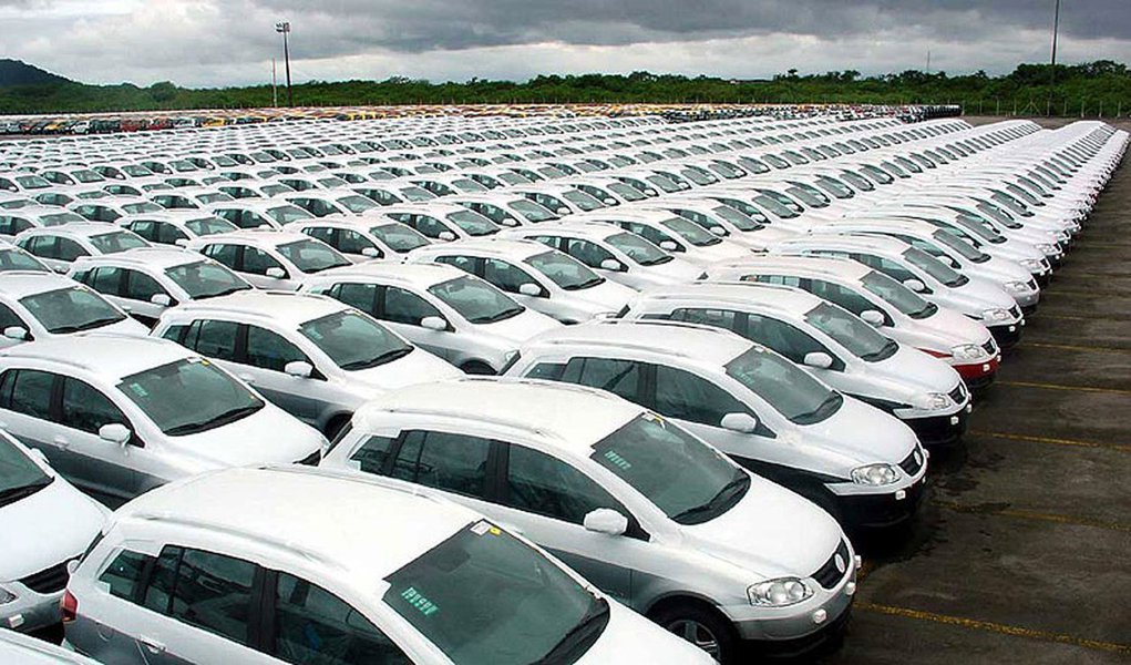 Dados divulgados nesta quarta-feria, 5, pela federação dos concessionários, a Fenabrave, mostra que o mercado está longe de demonstrar confiança na retomada do crescimento no curto prazo; as vendas de carros, comerciais leves, caminhões e ônibus novos no Brasil recuaram 20% em setembro, na comparação com o mesmo mês de 2015; com relação a agosto, que registrou 178 mil unidades, houve queda de 13%. No acumulado em 9 meses do ano, o mercado brasileiro encolheu 22,7%, de 1,95 milhão para 1,5 milhão