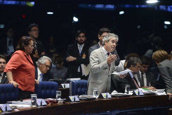 "Nem vale a pena gastar saliva apontando a hipocrisia dos políticos conservadores e da mídia, que hoje afirmam ser contrário ao Brasil todo o tipo de comportamento que eles adotaram, elevado à enésima potência, para derrubar a presidente legítima. O fato é que temos outra reviravolta e um político do PT está em posição de, pela força do cargo que passou a ocupar, dar fôlego à resistência", diz o cientista político Luis Felipe Miguel, da Universidade de Brasília; ele lembra, no entanto, que "Viana pode também se curvar à pressão da direita, manter o cronograma de votações e mostrar que, embora petista, é um parceiro confiável para os novos donos do poder"