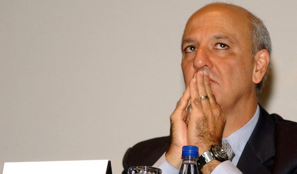 Colunista Helena Sthephanowitz questiona aos membros do Ministério Púbico e da Polícia Federal que pregam combate incansável à corrupção por que "esqueceram" dos escândalos de corrupção envolvendo então nomes importantes do DEM, entre eles o ex-governador do DF José Roberto Arruda; "O 'mensalão do DEM', um dos maiores casos de corrupção da política brasileira, ganhou repercussão nacional em novembro de 2009 por causa dos vídeos em que políticos, entre eles Arruda, recebiam dinheiro vivo oriundo de desvios de recursos públicos. Arruda, agora no PR, foi candidato a governador do Distrito Federal em 2014", afirma