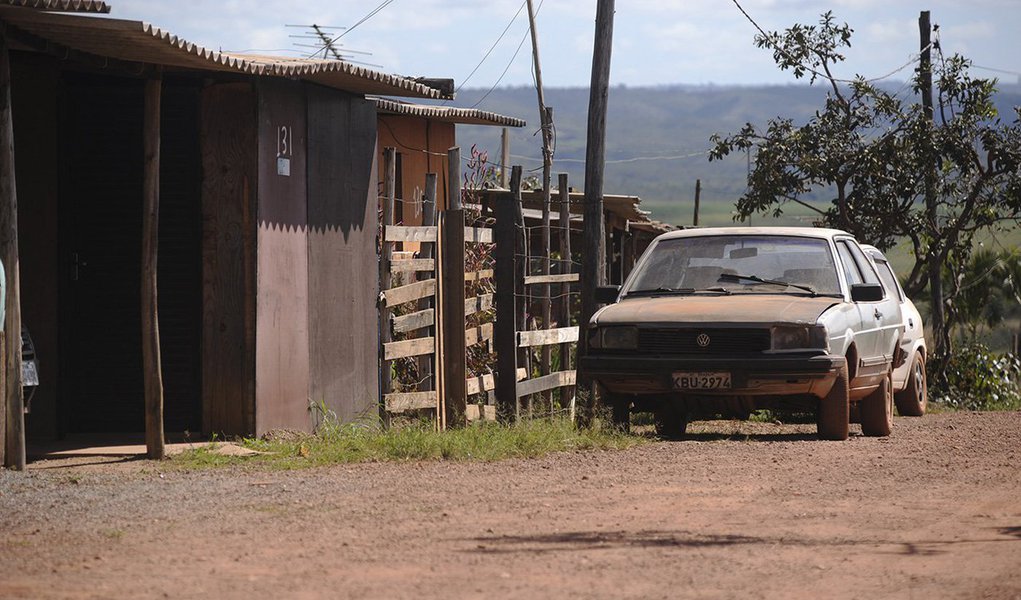 Defender terras públicas da cobiça de grileiros tornou-se prioridade do governo de Brasília para manter a organização dos territórios urbanos e rurais na capital do País; uma das estratégias a fim de evitar o avanço desenfreado de ocupações irregulares foi endurecer com os invasores; somente nos primeiros 190 dias de 2016, a Polícia Civil, por meio da Delegacia Especial de Proteção ao Meio Ambiente e à Ordem Urbanística (Dema) deteve 109 pessoas suspeitas de parcelamento clandestino de terras; o número é 94% maior do que o registrado em todo o ano de 2015, quando 56 foram presas