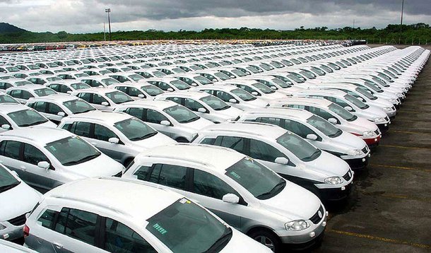 Dados divulgados nesta quarta-feria, 5, pela federação dos concessionários, a Fenabrave, mostra que o mercado está longe de demonstrar confiança na retomada do crescimento no curto prazo; as vendas de carros, comerciais leves, caminhões e ônibus novos no Brasil recuaram 20% em setembro, na comparação com o mesmo mês de 2015; com relação a agosto, que registrou 178 mil unidades, houve queda de 13%. No acumulado em 9 meses do ano, o mercado brasileiro encolheu 22,7%, de 1,95 milhão para 1,5 milhão