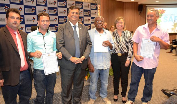 O governador Flávio Dino empossou Margarete Teixeira Mendes como presidente do Instituto de Colonização e Terras do Maranhão (Iterma), sendo a primeira mulher a dirigir o órgão; a solenidade, no Palácio Henrique de La Rocque, contou com ações em apoio à agricultura familiar, que somam R$ 50 milhões; ao todo, serão beneficiadas 1.078 famílias com 300 kits em 34 municípios; pelo projeto 'Segunda Água', 9 mil receberão mais de 4 mil cisternas multiuso em 16 cidades; também serão destinados R$ 6 milhões, por meio do ‘Projetos Produtivos’, para apoiar empreendimentos coletivos de comunidades de baixa renda; ainda foram entregues 50 motocicletas, para fortalecer a assistência técnica no campo