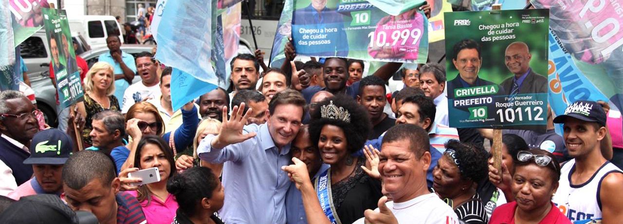 Em campanha na Praça das Nações, em Bonsucesso, o candidato à Prefeitura do Rio Marcelo Crivella prometeu revitalizar a Zona da Leopoldina e criticou o que chamou de "abandono" da região; "Essa região que vai da Praça das Nações até o Complexo da Penha está em acelerado processo de decadência, e precisa ser bem cuidada. No meu governo, os impostos arrecadados aqui vão ser investidos aqui mesmo, para que essa área se desenvolva. Não ficou legado da Olimpíada, ficou largado, porque o prefeito abandonou a região da Leopoldina", disse