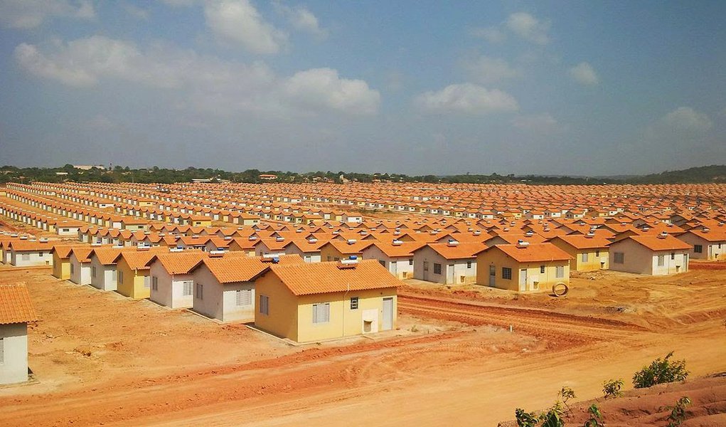 Governo anunciou a criação de uma nova faixa no programa Minha Casa Minha Vida para contratação de financiamentos para famílias com renda de até R$ 2.350 e a contratação de 400 mil unidades neste ano nas faixas 2 e 3; nova faixa prevê R$ 3,8 bilhões, sendo R$ 1,4 bilhão em subsídios e o restante em financiamento do FGTS