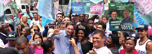 Em campanha na Praça das Nações, em Bonsucesso, o candidato à Prefeitura do Rio Marcelo Crivella prometeu revitalizar a Zona da Leopoldina e criticou o que chamou de "abandono" da região; "Essa região que vai da Praça das Nações até o Complexo da Penha está em acelerado processo de decadência, e precisa ser bem cuidada. No meu governo, os impostos arrecadados aqui vão ser investidos aqui mesmo, para que essa área se desenvolva. Não ficou legado da Olimpíada, ficou largado, porque o prefeito abandonou a região da Leopoldina", disse