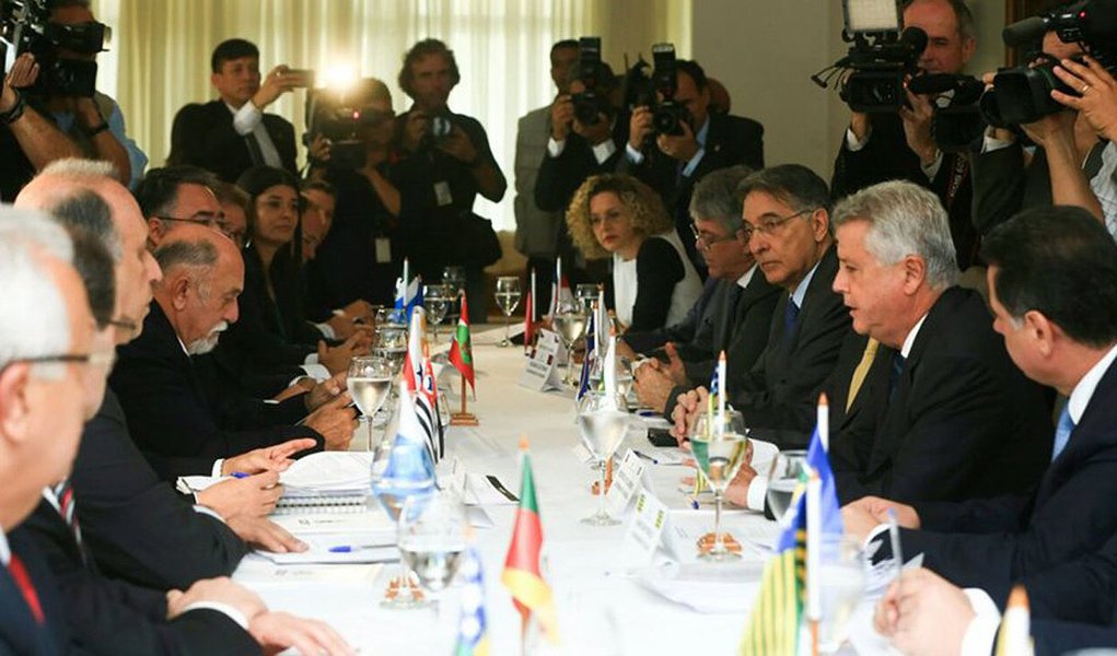 Dezoito governadores estão reunidos em Brasília, participando de mais uma reunião do Fórum Permanente de Governadores; no total, vinte e dois estados estão representados no encontro, que discute a situação fiscal dos estados e formas de retomar o crescimento econômico; conversa é preparatória para a reunião que o grupo de governadores terá com o presidente Michel Temer e com membros da equipe econômica de governo na tarde desta terça-feira (22)