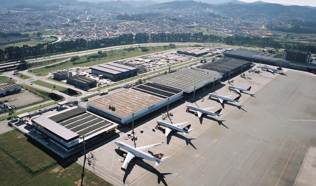 Procura por voos domésticos recuou 5,9% em junho ante mesmo mês de 2015, informou nesta terça-feira, 19, a entidade que representa as principais companhias aéreas no país, Abear; resultado completa 11 meses de retração; já a procura por viagens aéreas internacionais das quatro empresas recuou 5,1% em junho na comparação anual, o pior resultado de uma série de quatro baixas seguidas