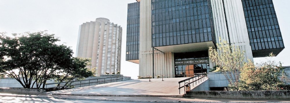 Banco Central destacou que há sinais recentes de pausa no processo de desinflação de serviços em ata do Comitê de Política Monetária (Copom) do Banco Central, adotando um tom mais duro em relação ao processo de corte dos juros básicos e ressaltando que é preciso ter "persistência maior" na sua política; "Há sinais de uma pausa recente no processo de desinflação dos componentes do IPCA mais sensíveis ao ciclo econômico e à política monetária, o que pode sinalizar convergência mais lenta da inflação à meta", diz a ata