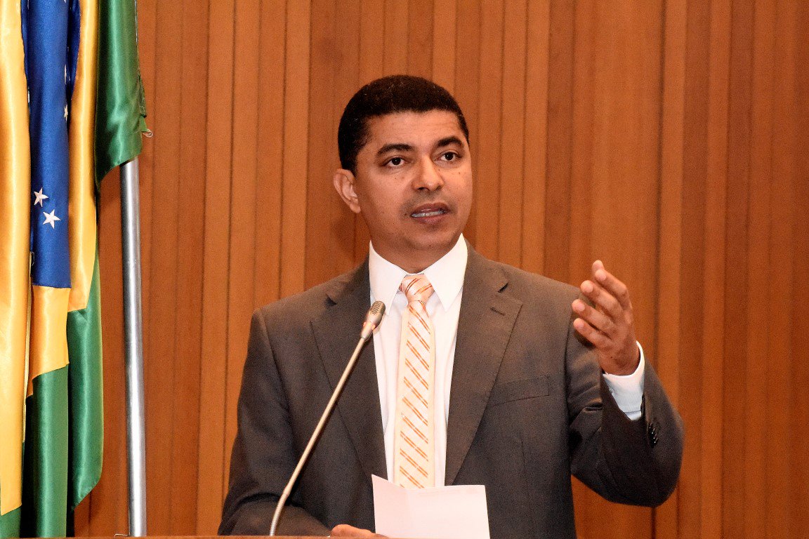 O deputado estadual Bira do Pindaré (PSB-MA) repudiou a PEC da Previdência, que trata da reforma previdenciária; de acordo com o parlamentar, o projeto ataca violentamente os direitos do povo trabalhador brasileiro; "Por que o Temer, antes de mandar essa reforma da previdência, não mandou um projeto para cortar o salário dele, os salários dos ministros, dos senadores, deputados, governadores, prefeitos e vereadores? É só o povo que tem que pagar essa crise?", questionou Pindaré; vídeo