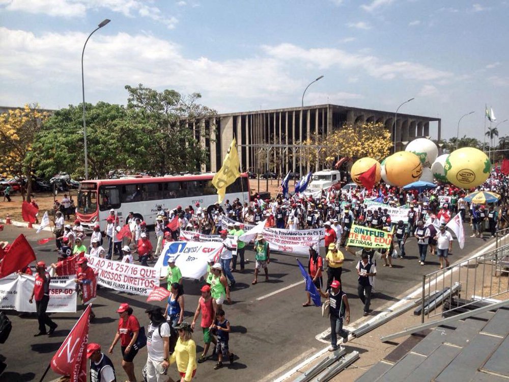 Manifestantes ligados a movimentos sociais estudantis marcharam na Esplanada dos Ministérios em protesto contra Michel Temer; eles carregavam faixas pedindo a saída do chefe do Executivo e criticaram possíveis mudanças nas leis trabalhistas e privatizações na saúde pública; os participantes pediam por eleições gerais e sugeriram "greve geral"; de acordo com a organização do evento, 15 mil pessoas participaram do protesto