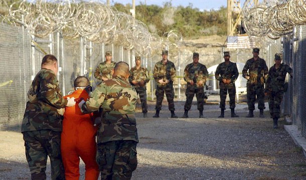 Governo dos Estados Unidos anunciou a transferência de 15 detidos na Base de Guantánamo, em Cuba, para os Emirados Árabes, a maior já registrada desde o anúncio da intenção de desativar o presídio; com a transferência, anunciada pelas autoridades do Pentágono nesta segunda-feira (15), o número de presos na instituição cai para 61; fechamento de Guantánamo é uma das bandeiras do governo de Barack Obama e foi uma de suas principais promessas de campanha em 2008