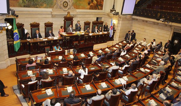 O PMDB manteve a maior bancada da Câmara Municipal do Rio de Janeiro, com dez vereadores eleitos, cerca de 20% dos 51 integrantes da Casa; apesar disso, o partido perdeu bastante representatividade, já que atualmente o PMDB tem 18 vereadores; a novidade é o PSOL, que conquistou o segundo maior número de parlamentares eleitos: seis; o partido, que atualmente tem quatro cadeiras, ocupou o lugar do DEM como segunda maior força da Câmara