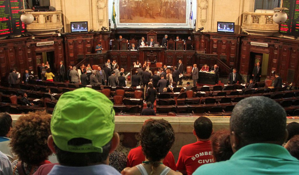 Dois projetos de lei do pacote de medidas de corte de gastos do governo do estado do Rio de Janeiro serão votados à tarde pela Assembleia Legislativa (Alerj); esses serão os primeiros dos 13 projetos que serão votados até o próximo dia 15