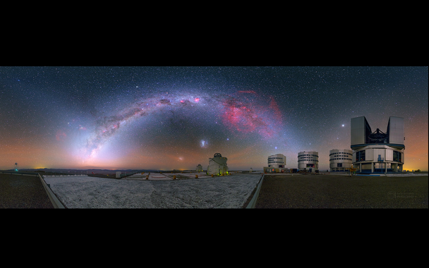 
No deserto de Atacama, no norte do Chile, uma das regiões mais áridas do planeta, os astros brilham à noite com uma intensidade especial. Os telescópios florescem e procuram-se novos planetas no cosmos.