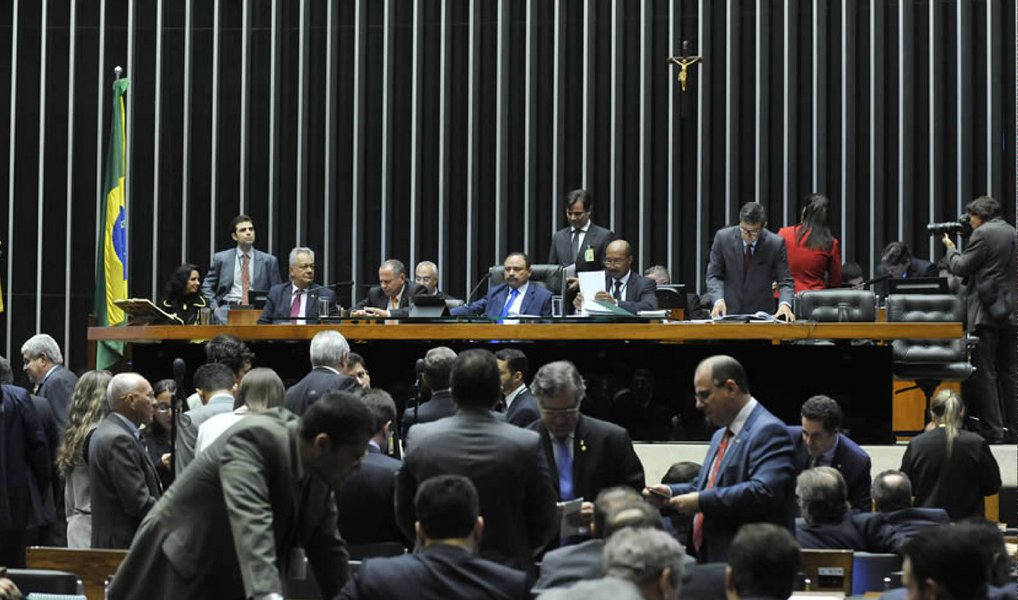 Nas últimas duas semanas, o presidente interino, Waldir Maranhão (PP-MA), liberou os deputados para comemorar as festas juninas em seus estados, especialmente no Nordeste, o que deixou a Casa paralisada; para tentar compensar, ele marcou sessões para segunda, terça, quarta e quinta desta semana; hoje, porém, já não havia quórum para a abertura dos trabalhadores; são necessários 257 deputados, mas até as 17 horas, apenas 88 parlamentares estavam presentes
