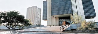 Banco Central destacou que há sinais recentes de pausa no processo de desinflação de serviços em ata do Comitê de Política Monetária (Copom) do Banco Central, adotando um tom mais duro em relação ao processo de corte dos juros básicos e ressaltando que é preciso ter "persistência maior" na sua política; "Há sinais de uma pausa recente no processo de desinflação dos componentes do IPCA mais sensíveis ao ciclo econômico e à política monetária, o que pode sinalizar convergência mais lenta da inflação à meta", diz a ata