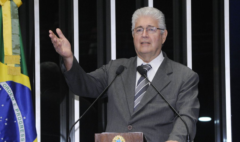 O senador Roberto Requião (PMDB-PR), adversário do ex-ministro Paulo Bernardo e de sua esposa, a senadora Gleisi Hoffmann, no Paraná, considerou o operação da Polícia Federal nesta quinta (23) contra o petista como um "espetáculo para influenciar no impeachment" da presidente Dilma Rousseff; "Foram medidas policiais espalhafatosas”, avaliou