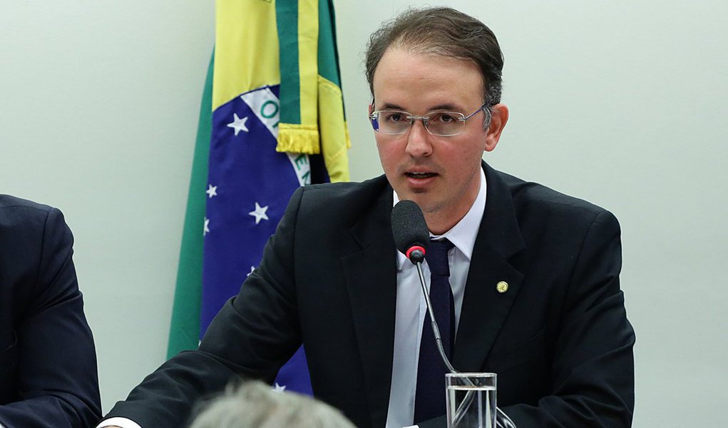 Comissão de Fiscalização Financeira e Controle da Câmara, presidida pelo deputado Leo de Brito (PT-AC), promove na segunda-feira (21) o "VII Seminário Nacional de Fiscalização e Controle de Recursos Públicos". Neste ano, o tema escolhido foi "A PEC 241 e o Novo Regime Fiscal"; PEC 241 (numerada como PEC 55 no Senado) será discutida em três painéis, que abordarão os impactos da PEC na Política Econômica Brasileira e nas Finanças Públicas, assim como os Impactos Sociais
