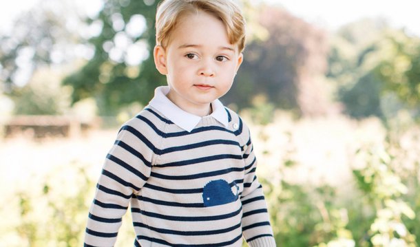 George, terceiro na linha sucessória ao trono do Reino Unido, foi fotografado com o cachorro da família, Lupo, e brincando no terreno da mansão campestre de Norfolk, no leste da Inglaterra, que pertence a seus pais, também conhecidos como o duque e a duquesa de Cambridge