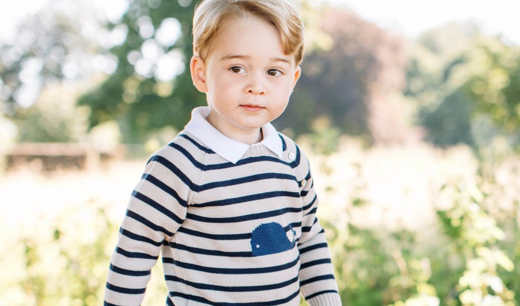 George, terceiro na linha sucessória ao trono do Reino Unido, foi fotografado com o cachorro da família, Lupo, e brincando no terreno da mansão campestre de Norfolk, no leste da Inglaterra, que pertence a seus pais, também conhecidos como o duque e a duquesa de Cambridge