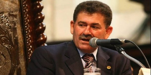 Passa de 111 mil o número de famílias que ficarão sem receber o programa Renda Melhor a partir de setembro; governo do Rio de Janeiro anunciou que o programa será suspenso para economizar cerca de R$ 200 milhões anualmente, valor que faz parte da meta de cortar entre R$ 1 bilhão e R$ 2 bilhões por ano; por discordar da decisão de suspender o programa, o secretário de Assistência Social e Direitos Humanos, Paulo Melo, entregou o cargo ao governador 