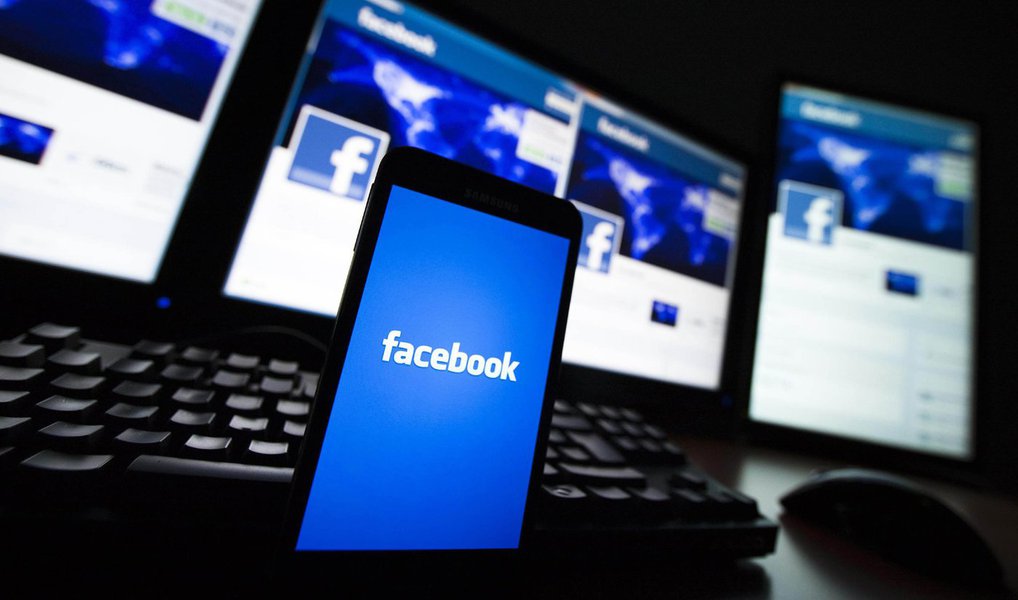 A Justiça Federal no Amazonas determinou o bloqueio de R$ 38 milhões do Facebook, administrador do aplicativo de mensagens WhatsApp, porque a empresa descumpriu uma decisão judicial determinando o repasse de dados de usuários para uma investigação; o valor corresponde a multa diária pelo descumprimento da decisão