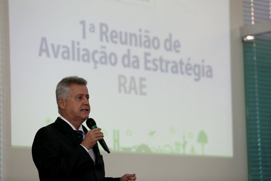 O governador do Distrito Federal, Rodrigo Rollemberg, comentou os 18 meses de sua gestão e citou como exemplo investimentos "na construção do Bloco 2 do Hospital da Criança, nas obras do Trevo de Triagem Norte e no equilíbrio econômico e financeiro do Distrito Federal", que, segundo ele, "está fazendo investimentos em infraestrutura importantes, como Sol Nascente, Pôr do Sol, Buritizinho e Porto Rico"; além das obras, o governador falou de programas sociais, como a universalização da educação infantil para crianças de 4 e 5 anos, o Habita Brasília e a expansão da atenção primária na Saúde; "O objetivo é alinhar o governo para avanços fundamentais para a população de Brasília", reforçou