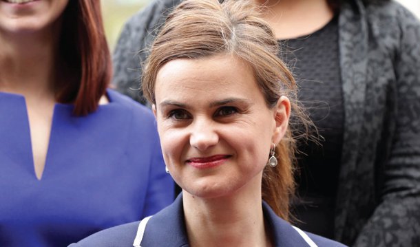 Jo Cox, 41 anos, do partido de oposição Trabalhista e defensora da permanência britânica no bloco europeu, foi atacada enquanto se preparava para um encontro com eleitores de Birstall, perto da cidade de Leeds; polícia de West Yorkshire disse que um homem de 52 anos foi preso nas proximidades e armas, incluindo uma arma de fogo, foram recuperadas; motivo do ataque ainda não é conhecido