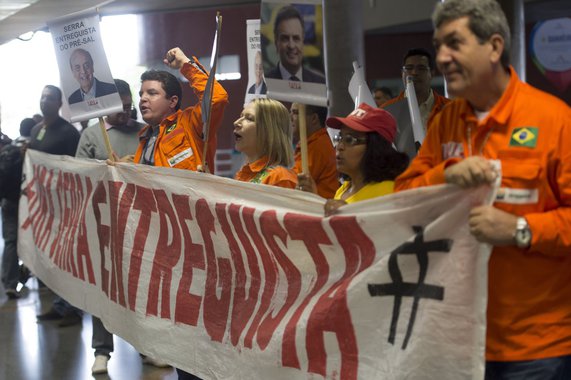 Adesão de 11,7 mil funcionários ao programa representa redução drástica no quadro da estatal; programa de demissão voluntária coloca "os petroleiros e a sociedade na iminência de uma grande tragédia anunciada, como aconteceu com a P-36, no governo FHC", diz nota da Federação Única dos Petroleiros; gestão de Pedro Parente pretende economizar R$ 33 bilhões até 2020