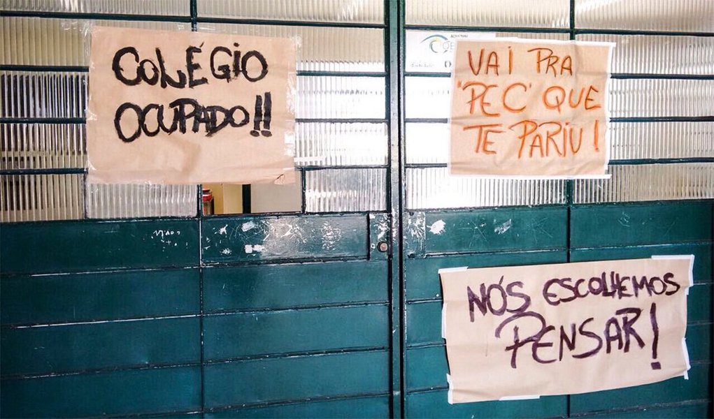 O governador Beto Richa (PSDB) perdeu o controle da situação no Paraná e enreta um quadro de ingovernabilidade, segundo o jornalista Esmael Morais; já chega a 700 o número de escolas ocupadas na rede pública do Estado e a tendência é que o movimento atinja mil nas próximas horas; manifestantes são contrários à MP 746 (reforma do ensino médio) e à PEC 241 (que congela os investimentos na educação por longos 20 anos); tucano ainda enfrenta greve na educação há dois dias e nos demais serviços públicos, tais como polícia civil e universidades