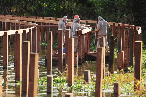 As obras do Deck Sul — próximo à Ponte das Garças, na Avenida das Nações (L4 Sul) — estão 40% concluídas; a quadra de vôlei de praia e o deck de madeira estão em fase de finalização; área faz parte do plano de recuperação da orla do Lago Paranoá e será um espaço de lazer e de preservação ambiental; estrutura de madeira terá 551,06 metros de comprimento por 6 metros de largura, à beira do Lago Paranoá