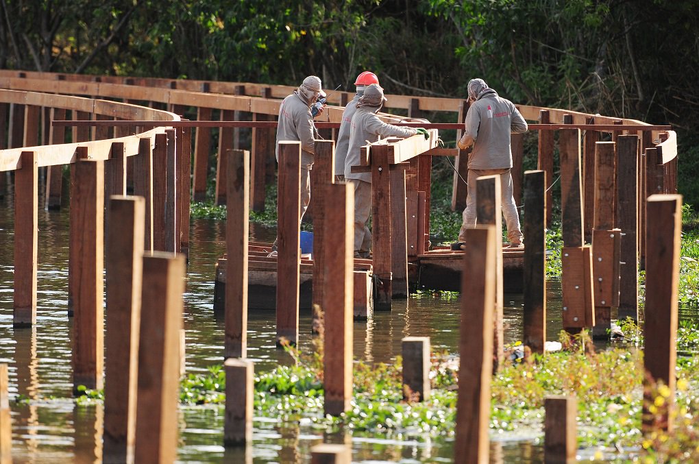 As obras do Deck Sul — próximo à Ponte das Garças, na Avenida das Nações (L4 Sul) — estão 40% concluídas; a quadra de vôlei de praia e o deck de madeira estão em fase de finalização; área faz parte do plano de recuperação da orla do Lago Paranoá e será um espaço de lazer e de preservação ambiental; estrutura de madeira terá 551,06 metros de comprimento por 6 metros de largura, à beira do Lago Paranoá