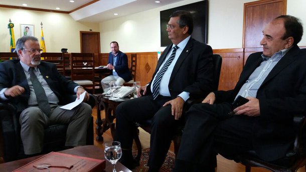 O governador do Maranhão, Flávio Dino, cumpriu agenda de trabalho em Brasília, para apresentar pleitos do estado o ministro da Defesa, Raul Jungmann; acompanhado pelo prefeito de Imperatriz, Sebastião Madeira, o chefe do executivo pediu a cessão de parte de um terreno do Exército para a criação de um Parque Urbano na cidade; “Uma pequena parte do terreno pode se transformar em um grande ganho de qualidade de vida ao povo de Imperatriz”, destacou Flávio Dino