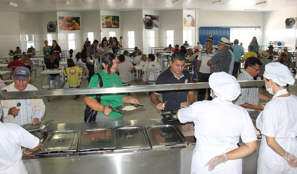 O governo do Maranhão informou que está investindo cerca de R$ 22 milhões na construção de 30 cozinhas comunitárias nas cidades atendidas pelo Plano ‘Mais IDH’; a medida visa reduzir o índice de insegurança alimentar no estado e estimular a agricultura familiar e o comércio regional. Cada cozinha terá capacidade para fornecer, gratuitamente, 500 refeições por dia, feitas a partir de ingredientes produzidos por pequenos agricultores