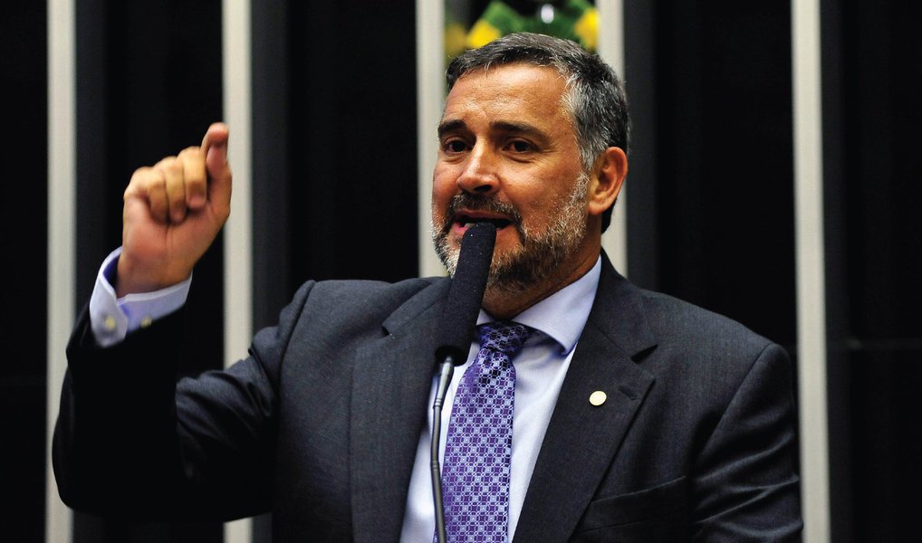 O deputado federal Paulo Pimenta (PT-RS) defendeu, nesta terça (14), que a sessão de cassação do presidente afastado da Câmara, Eduardo Cunha (PMDB-RJ), ocorra em um domingo, com votação nominal, suspensão da rodada do Campeonato Brasileiro e transmissão ao vivo pela TV Globo; "Estou pedindo que vossas excelências, que foram tão cuidadosos, que tinham tanto interesse que o Brasil acompanhasse a sessão contra Dilma, tenham a mesma conduta”, requereu