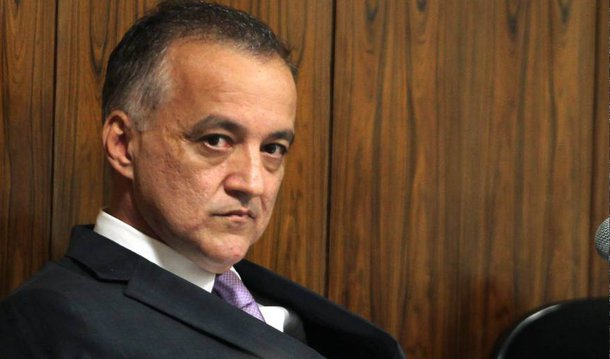 Justiça Federal sugeriu abertura de inquérito policial para apurar a ausência da Polícia Federal no hotel onde o empresário Carlos Augusto Ramos, o Carlinhos Cachoeira, cumpre prisão domiciliar na zona sul do Rio de Janeiro; réu em processo que envolve esquema de corrupção e lavagem de dinheiro, Cachoeira recebeu ontem (20) à noite a visita de um oficial de Justiça, após denúncia de que ele havia saído do local sem autorização; PF informou que o monitoramento da prisão domiciliar de Cachoeira ocorre nos exatos termos acordados com o MPF