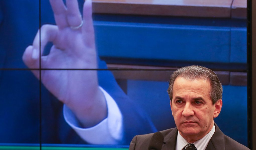 A 3ª Turma do Tribunal Regional Federal (TRF3) negou mais um recurso e o pastor Silas Malafaia deve responder em ação por declarações homofóbicas feitas em julho de 2011 em seu programa na TV ‘Vitória de Cristo’; “Os caras na parada gay ridicularizaram símbolos da Igreja Católica e ninguém fala nada. É pra Igreja Católica entrar de pau em cima desses caras, sabe? Baixar o porrete em cima pra esses caras aprender (sic). É uma vergonha”, disse Malafaia no programa